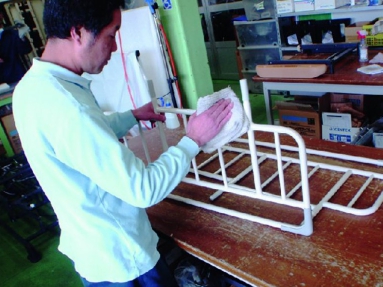 清拭による消毒作業